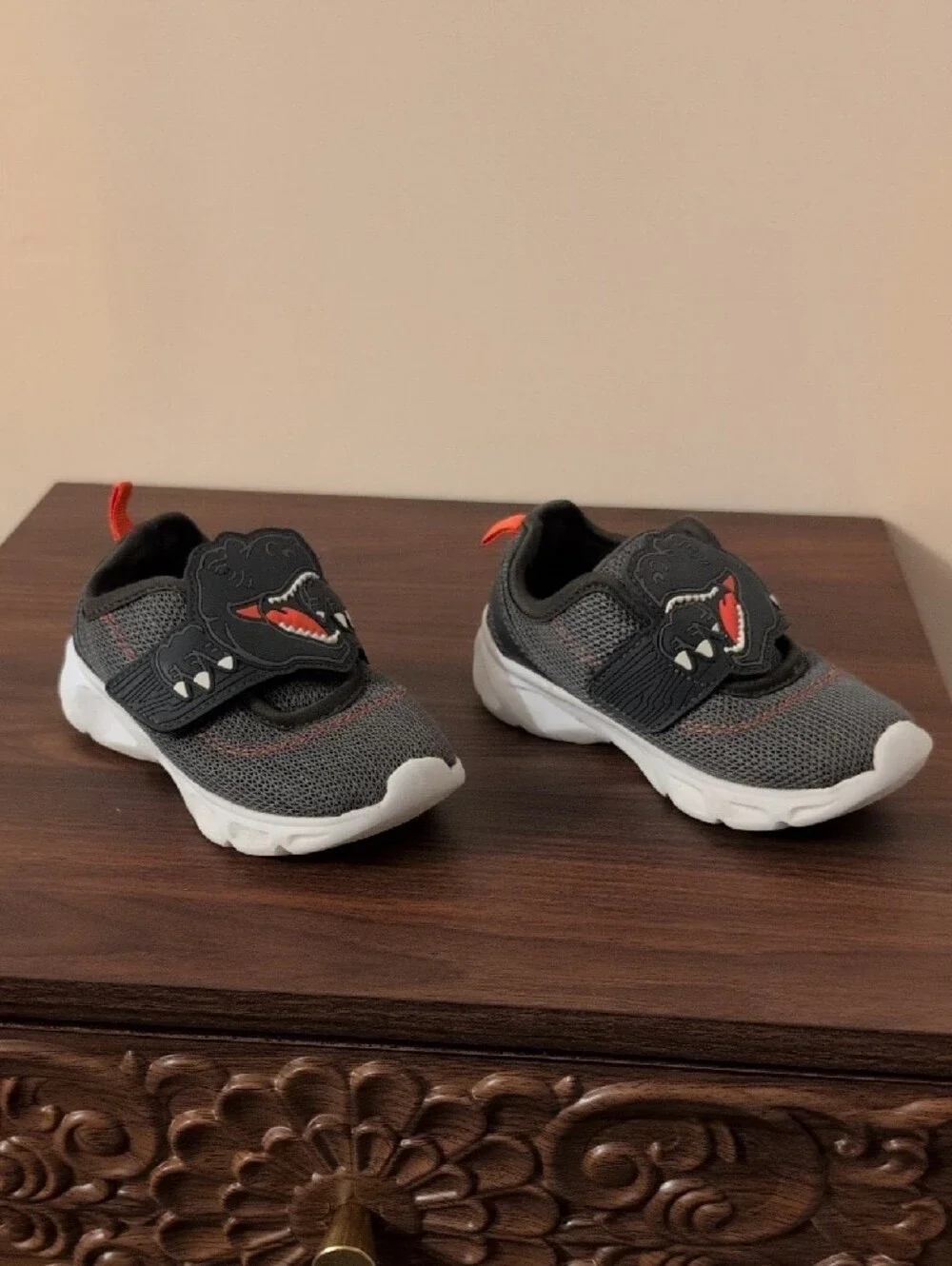 Carter's Green & Red T-Rex Kids Sneakers Size 9M (Toddler Size)
